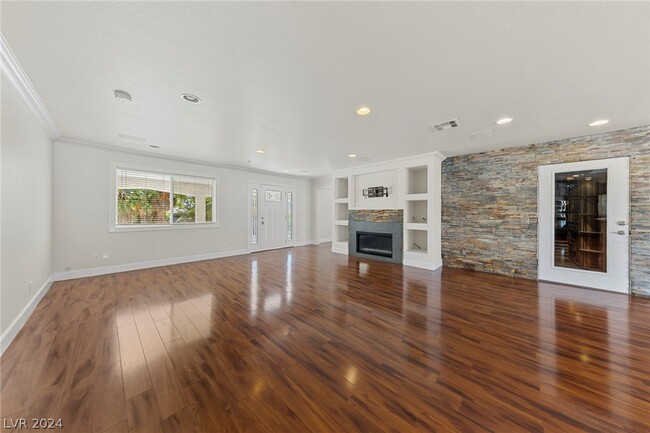Building Photo - 144 E Robindale Rd