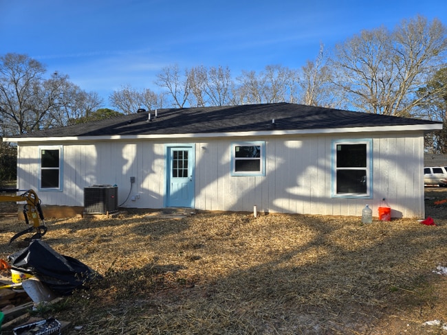 Building Photo - 810 S Cooper Ave