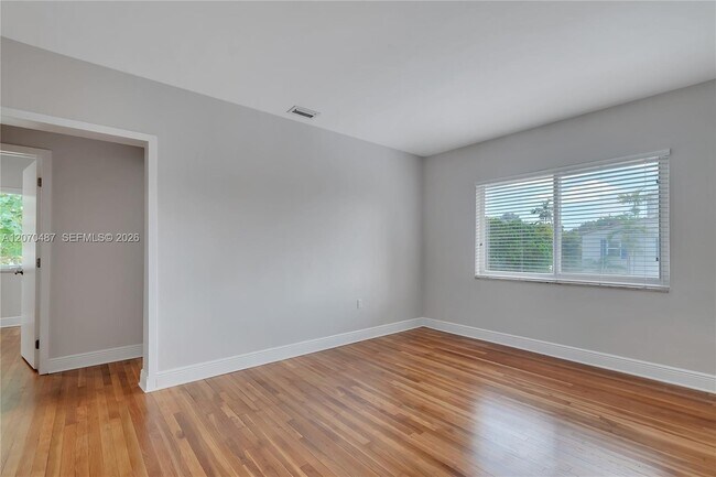 Foto del edificio - 3783 SW 27th St
