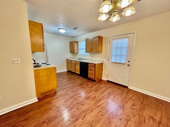 Building Photo - 2 Bedroom Townhouse in Richmond!