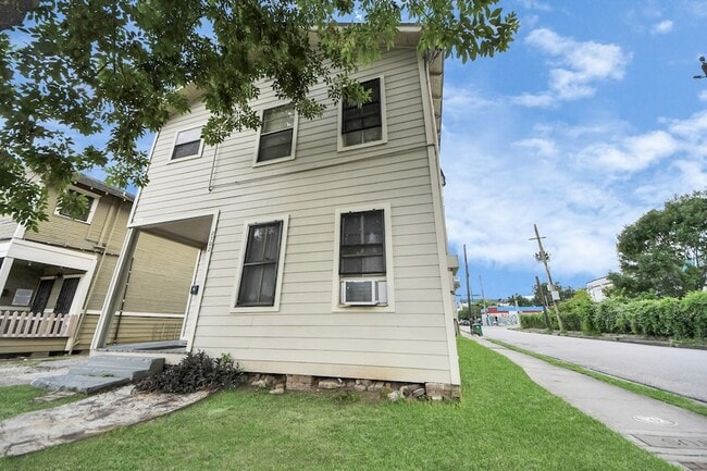 Building Photo - 2502 Saltus St