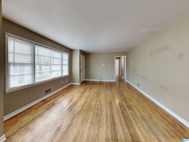 Building Photo - 2612 Wood Dr NE