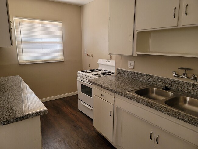 Building Photo - 340 Robalo St