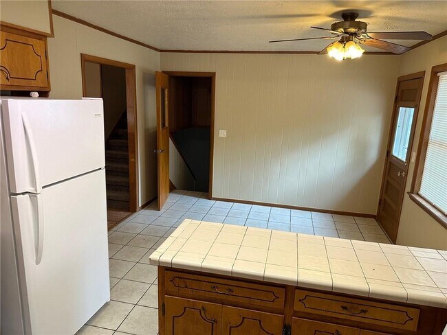 Building Photo - 1140 Paradise Ln