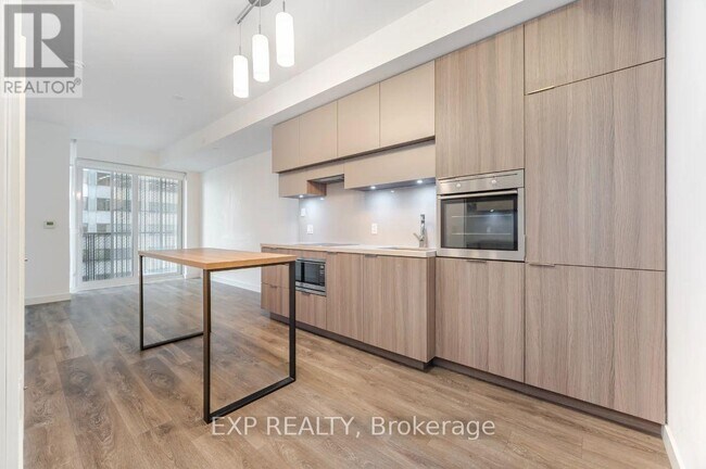 Photo du bâtiment - 8 Eglinton Ave E