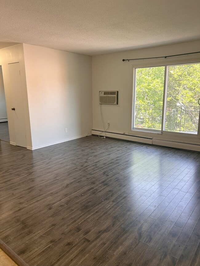Building Photo - 727 5th Ave N