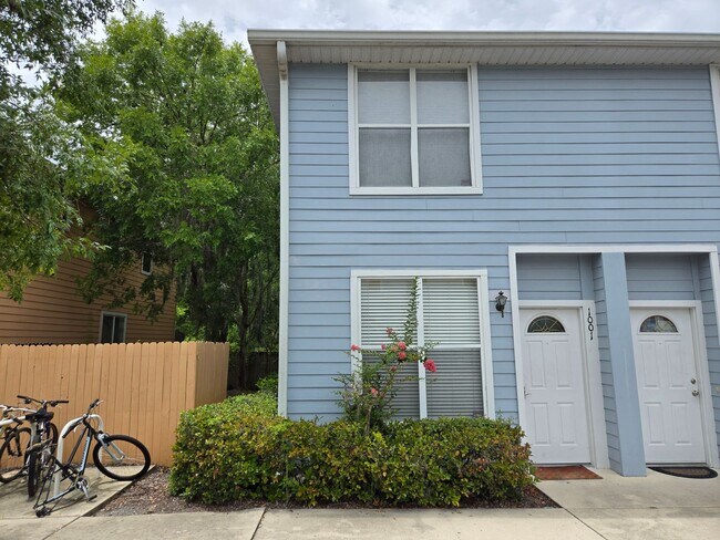 Building Photo - Beautiful 2BR/2BA townhome in a great loca...