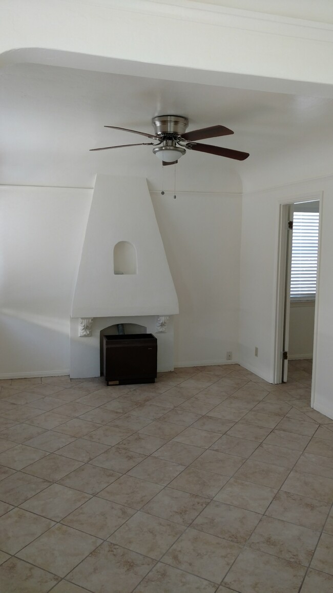 Living room with decorative fireplace - 1824 30th St