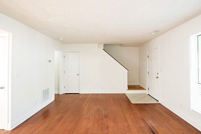 Foto del edificio - 117 Longwood Dr
