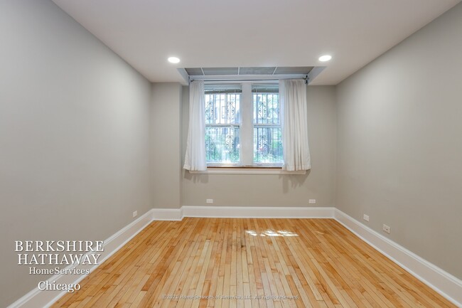 Building Photo - 548 W Fullerton Pkwy