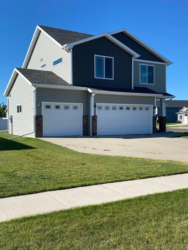 4984 34th Ave S, Fargo, ND 58104 House Rental in Fargo, ND