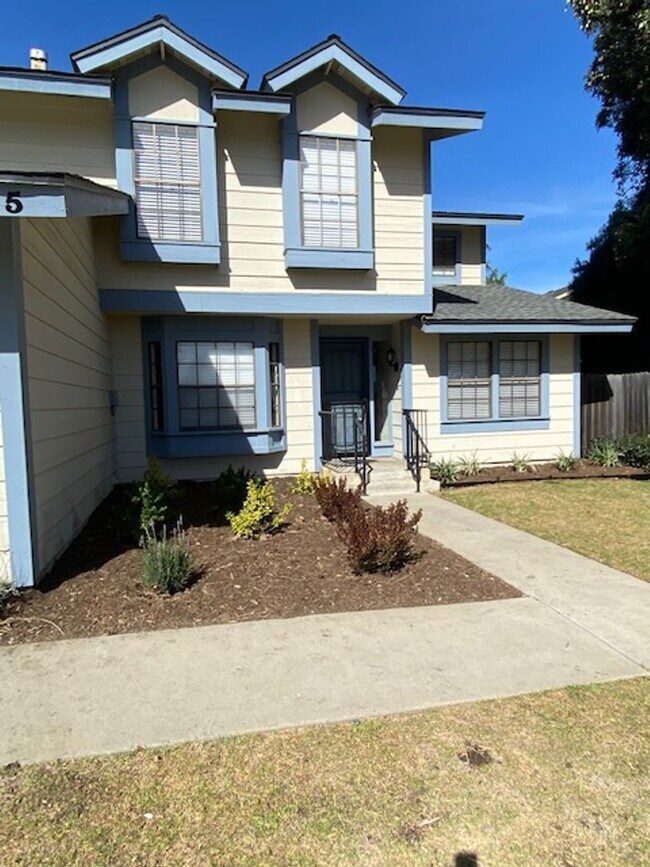 Building Photo - Two Story Family Home for Lease