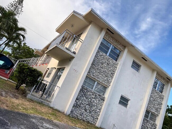 Foto del edificio - 441 NE 5th Ct