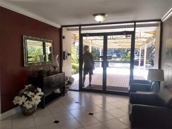 Foto del edificio - 2801 N Palm Aire Dr