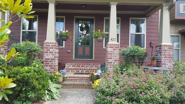 Foto del edificio - 423 Royal Cres Ln E