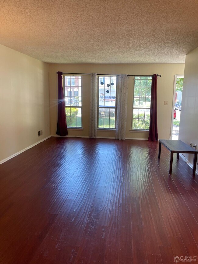 Foto del edificio - 90 Gregory Ln