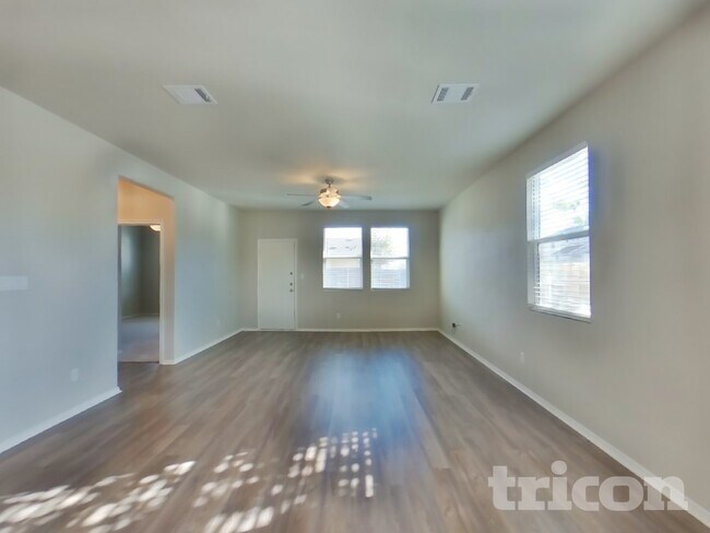 Building Photo - 5221 Saddle Clb Dr