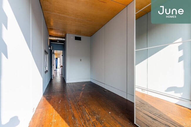Building Photo - Full room in 6-bed/6.0-bath Home