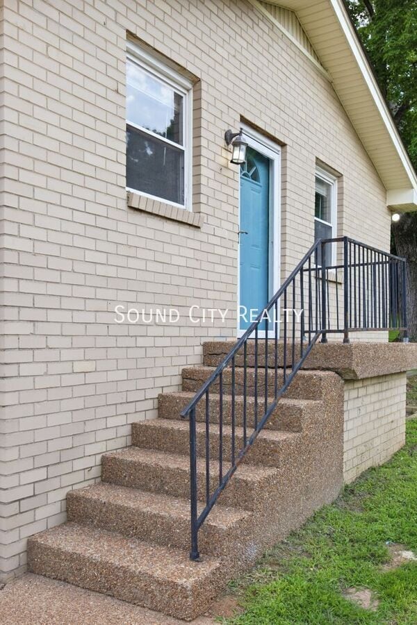 Building Photo - 923 Oak Vale Dr