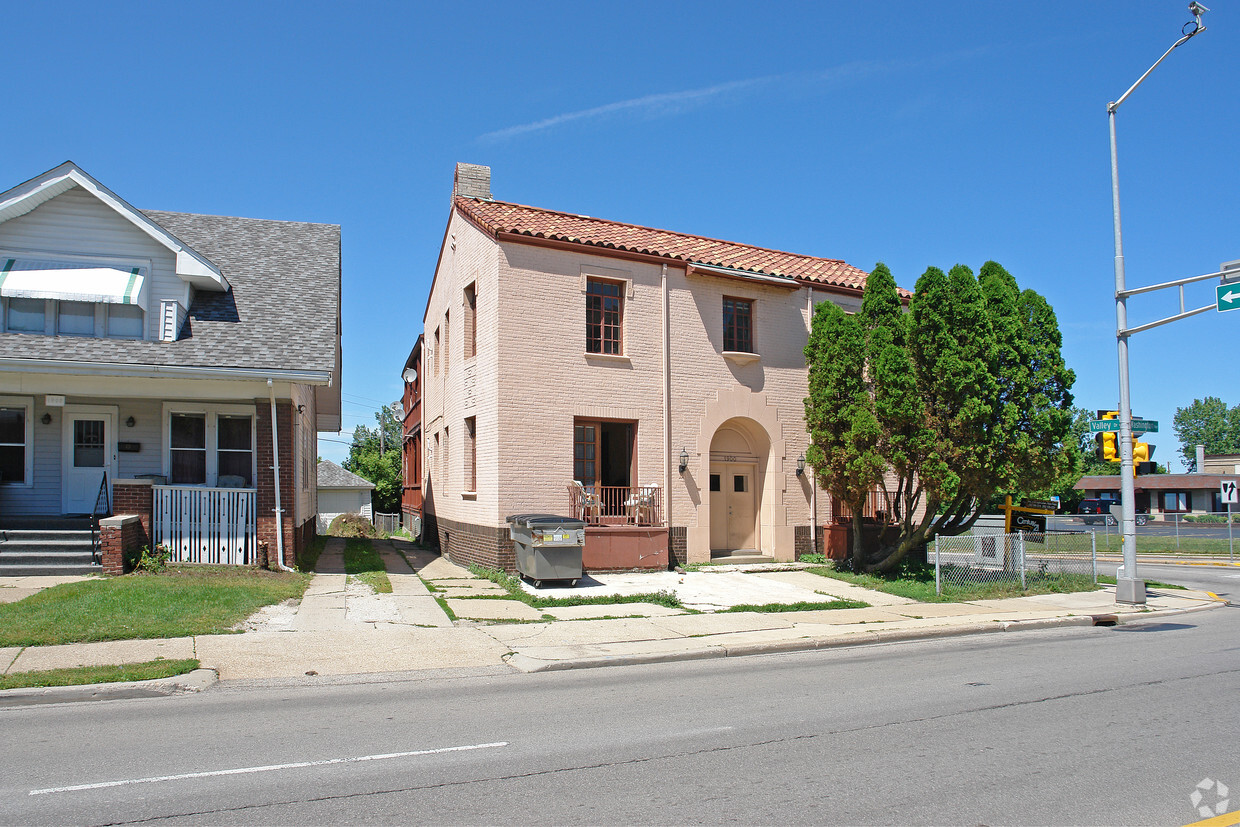 Building Photo - 1900 Washington Ave