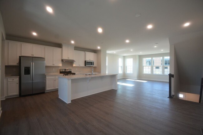 Foto del edificio - Beautiful and Brand New 4 Bedroom End Unit...