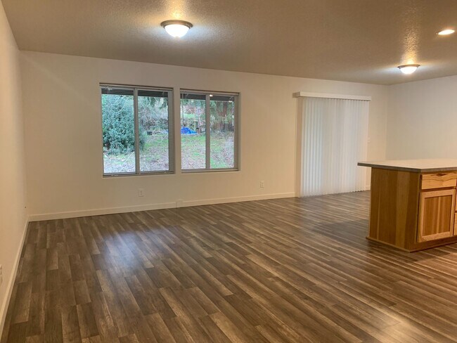 Building Photo - Newer 3 bed 2 bath Home in Kalama! Laminate all throughout main! Stainless Steel Appliances!