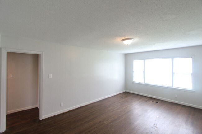 Building Photo - New On The Market! Totally Renovated! Chec...