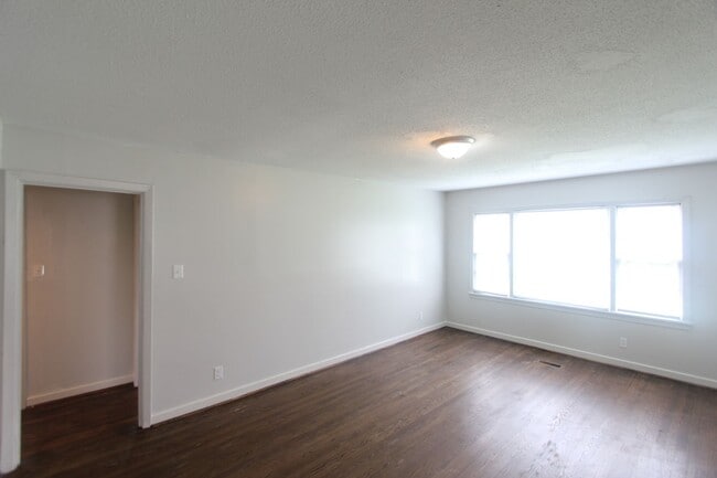 Foto del edificio - New On The Market! Totally Renovated! Chec...