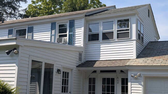 Foto del edificio - 608 S Pleasant St