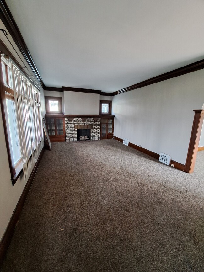 Building Photo - 10431 Almira Ave