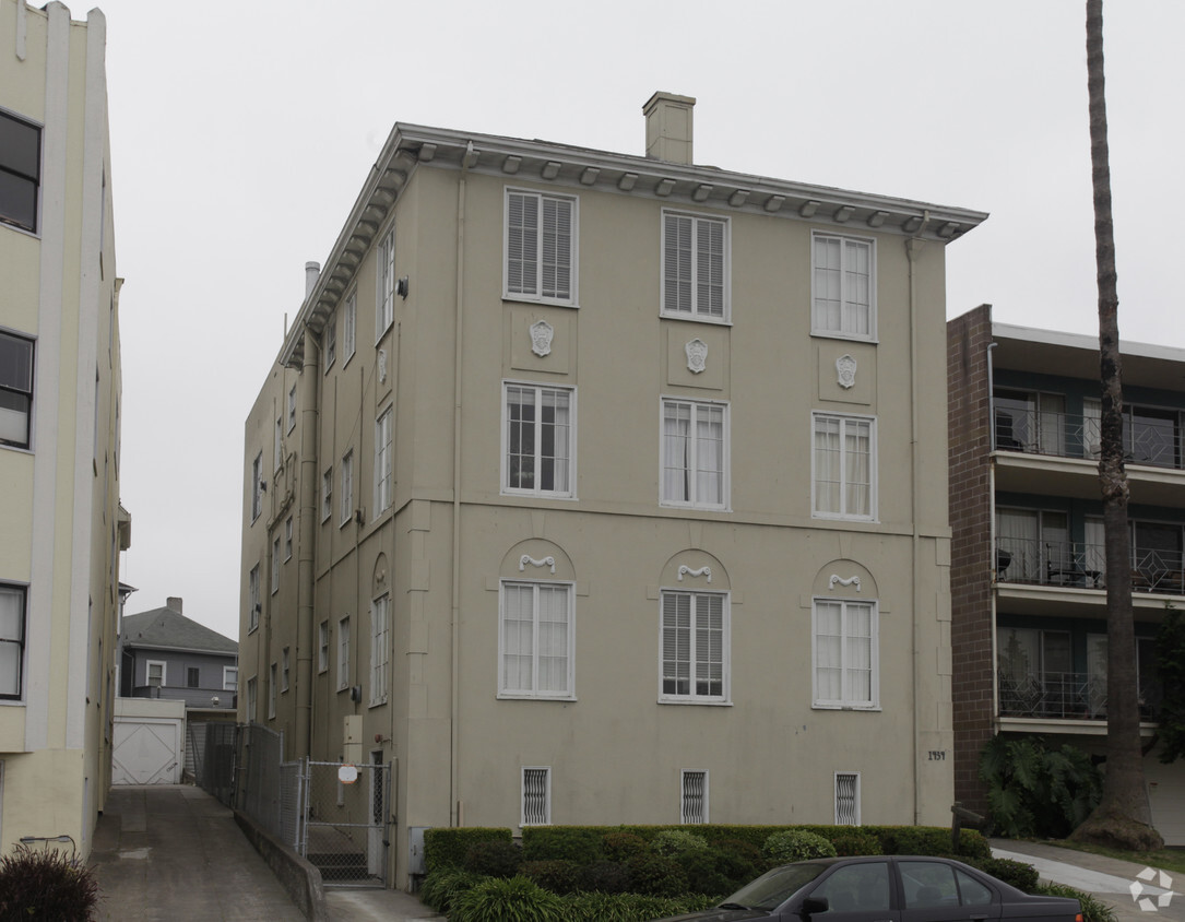 Building Photo - 1434 Lakeshore Ave