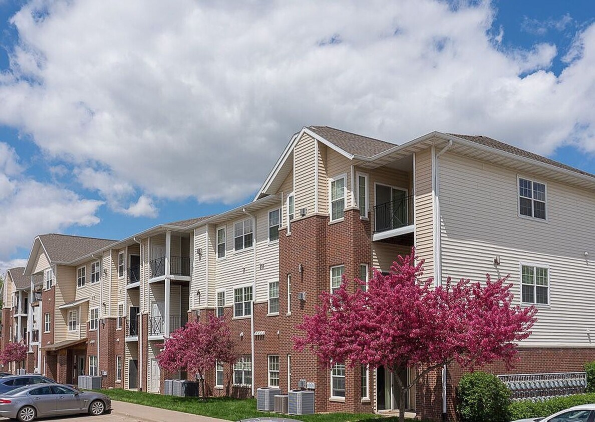 Foto principal - 3 Bedroom, 2 Bath Condo with Garage in Uni...