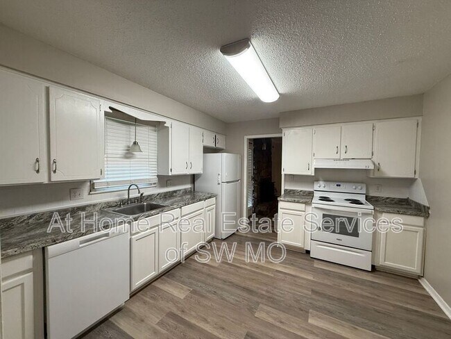 Building Photo - 2315 W Village Ln