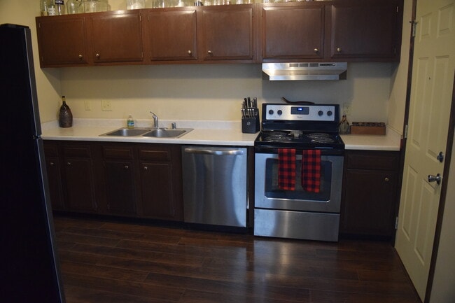 Note appliances are black and not stainless steel as shown in this photo - 322 N Moreland Blvd