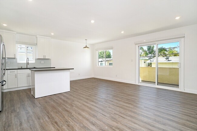 Building Photo - 1527 Granville Avenue, Unit 2BR