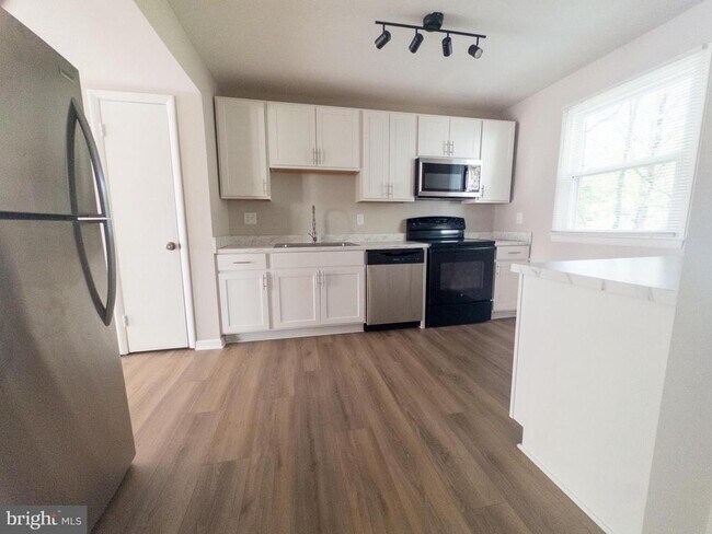 Building Photo - 828 Calvert Towne Dr