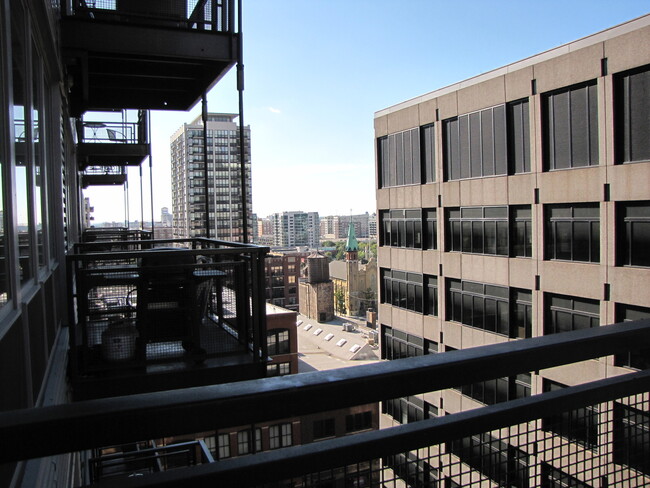 Building Photo - 565 W Quincy St