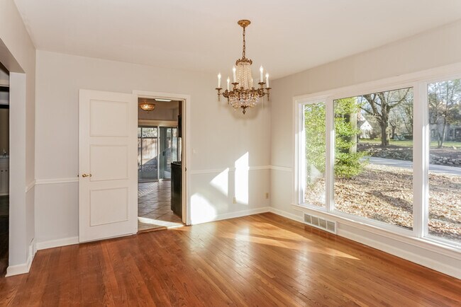 Foto del edificio - 2343 Ridgewood Rd