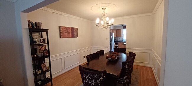Building Photo - Luxurious And Spacious 3 Bed 2 Bath Brick ...
