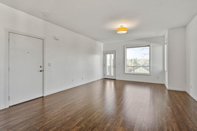 Foto del edificio - Beautiful, modern 2-bdrm/1-bath condo in v...