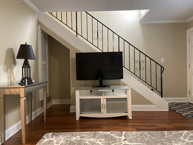 Living Room - 21 Villa Ct SE