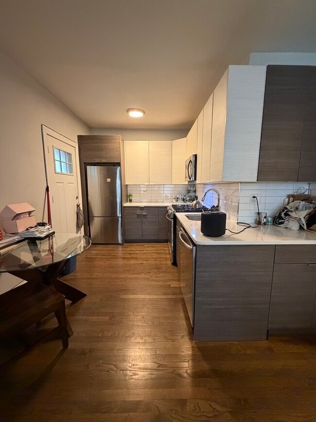 Foto del edificio - 631 W Roscoe St