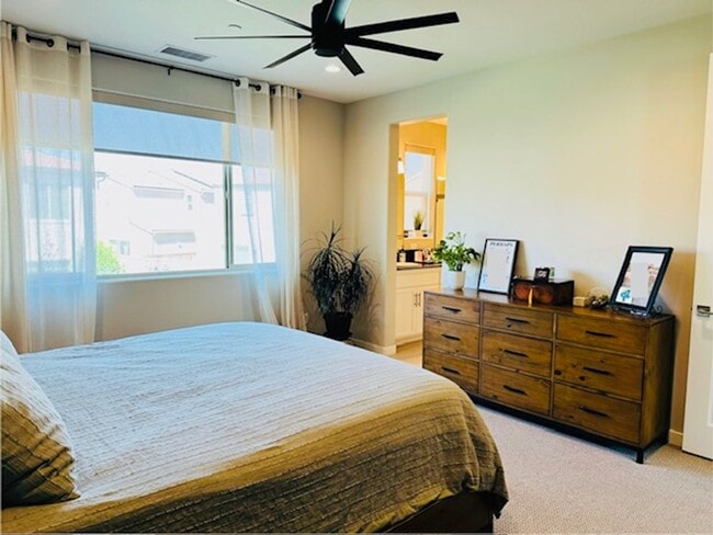Foto del edificio - $2,395 Tesoro Viejo Gorgeous 2 Bed + Offic...
