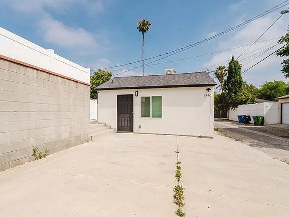 Foto del edificio - "Charming Reseda Retreat: Cozy 1-Bedroom with Stylish Granite Accents!"