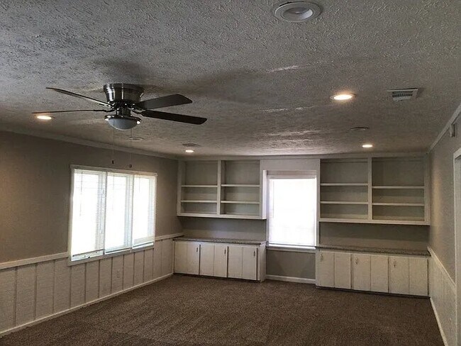 Foto del edificio - 32 Woodland Dr