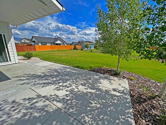 Building Photo - Well Kept Single Family Detached Home with...