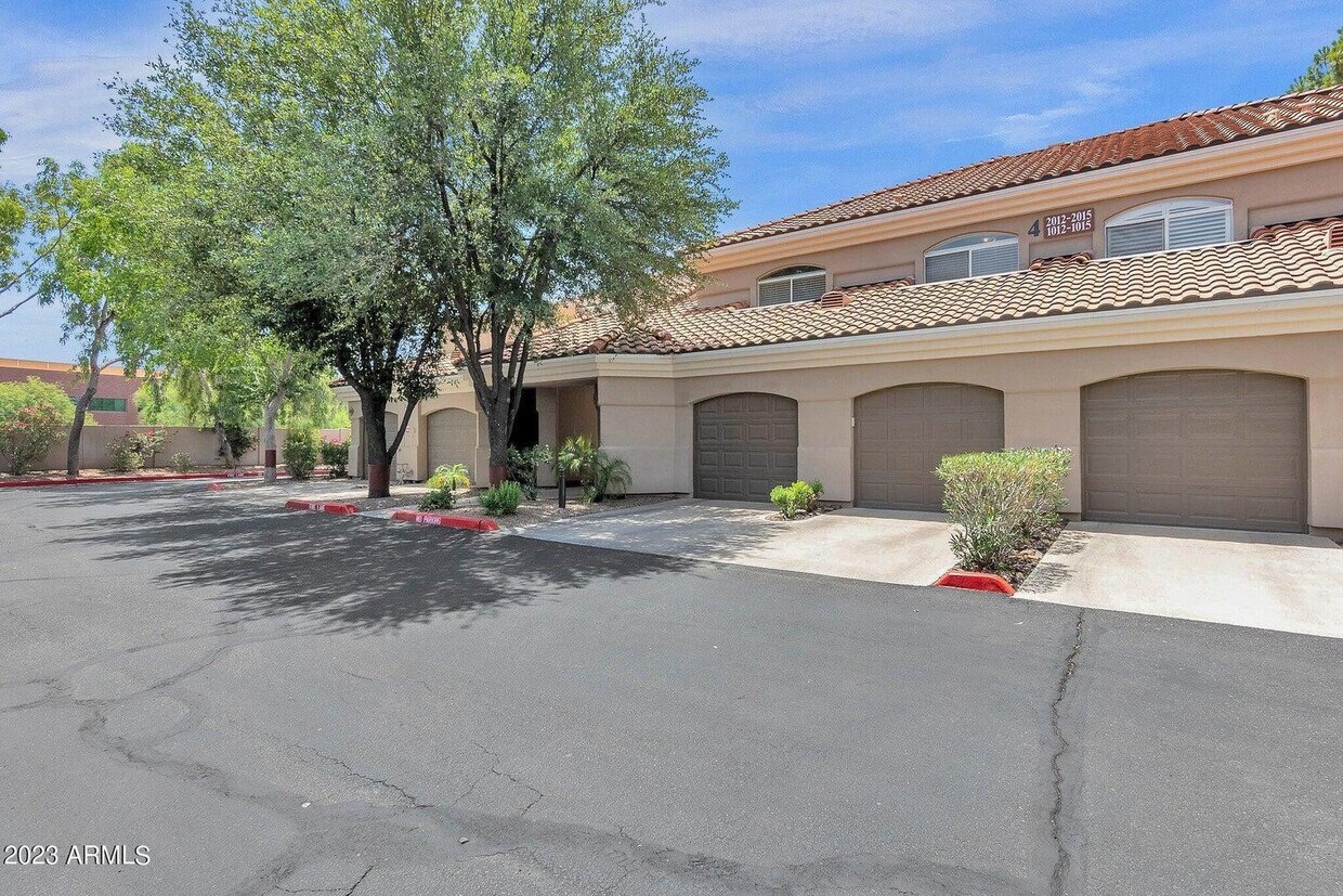 Foto del edificio - 8653 E Royal Palm Rd