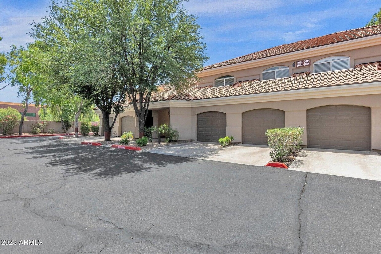 Building Photo - 8653 E Royal Palm Rd