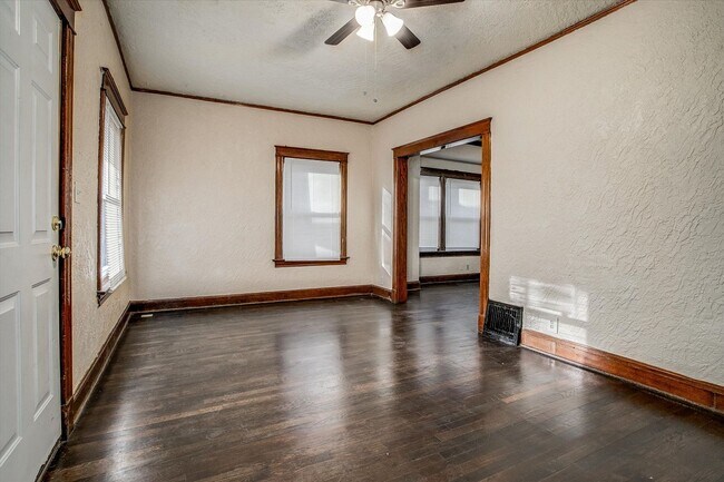 Building Photo - 806 Monroe Ave