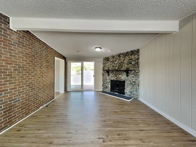 Building Photo - 1144 W 6th Ave